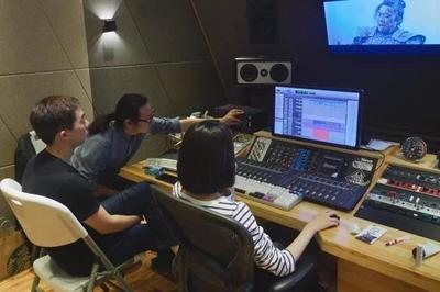 與馮小剛、管虎等導演數次合作,參與80余部電影后期制作,知名聲音指導王鋼用作品解析聲音創作