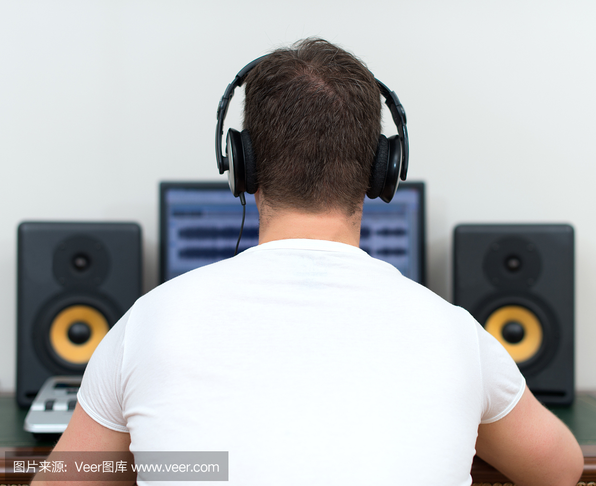 錄音室男錄音師。后視圖。